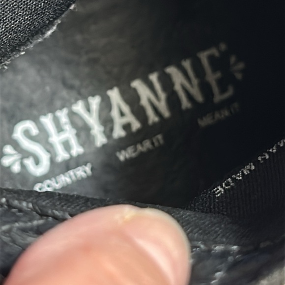 SHAYANNE WHITE LEATHER, FAUX SNAKESKIN DESIGN, WESTERN COWBOY BOOTIES SIZE 7.5 - Picture 6 of 10